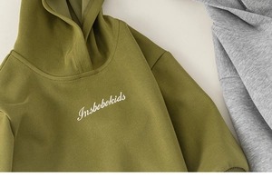 Detailansicht der Logostickerei und des hochwertigen Baumwollstoffs am Kapuzenpullover
