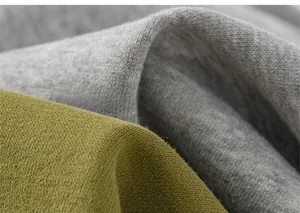 Makro-Detail des weichen Baumwoll-Strickstoffs in Grau und Olivgrün für Kinder-Hoodies