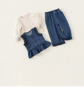 Vue détaillée de l'ensemble denim fille avec gilet à volants et pantalon large