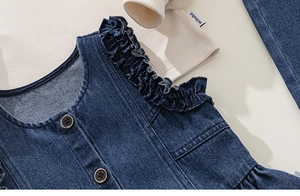 Détail du gilet en jean pour fille avec volants et chemise en maille côtelée
