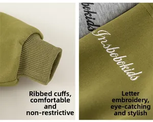 Detail der hochdichten Buchstabenstickerei und elastischen Rippbündchen am grünen Hoodie