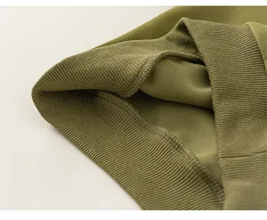Detailansicht der olivgrünen Hoodie-Rippbündchen und der hochwertigen Doppelnaht