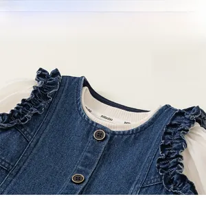 Détail du haut en jean pour filles avec volants en dentelle, manches en résille et col rond