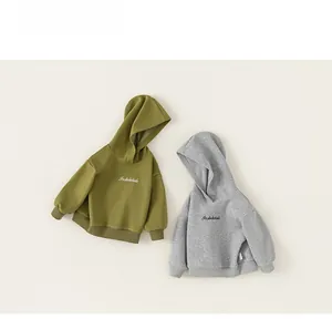 Flachbild-Detailansicht weicher Baumwoll-Kapuzenpullover in Olivgrün und hellem Grau