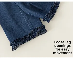 Détail de jambe de jean pour fille avec ourlet élastique à volants et coupe large