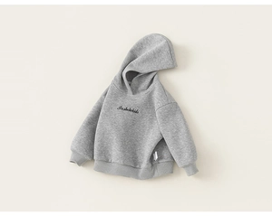 Detail eines grauen Kinder-Hoodies mit weicher Baumwollstruktur und Logo-Stickerei