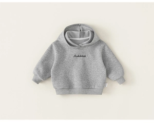 Detailansicht der Stickerei und weichen Baumwollstruktur auf dem grauen Kinderhoodie