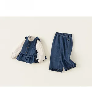 Détail d'un ensemble en jean pour fille avec bords volantés et manches en mousseline