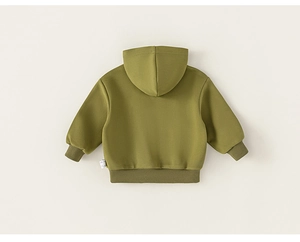 Rückansicht eines olivgrünen Kinder-Hoodies mit Rippbündchen und Baumwolltextur