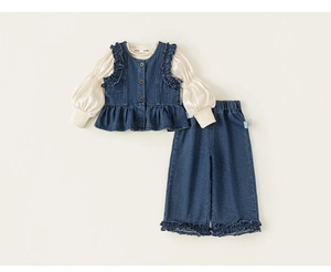 Vue détaillée d'un ensemble en jean pour filles avec gilet à volants et pantalon large