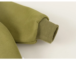 Detail von olivgrünen Strickärmeln mit elastischen Rippbündchen an einem Kinder-Hoodie