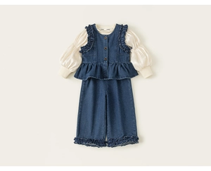 Détail de l'ensemble 3 pièces fille avec gilet à volants, chemisier et jean large