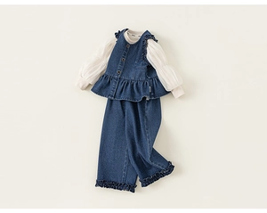 Détail d'un ensemble 3 pièces en denim pour filles avec gilet à volants et chemise bouffante