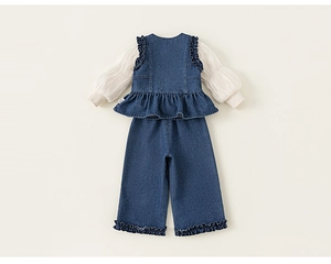 Détail de la tenue en jean pour fille avec gilet à volants et pantalon large