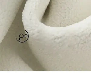 Nahaufnahme der weichen, weißen Teddy-Fleece-Struktur für Kinder-Kapuzenpullover