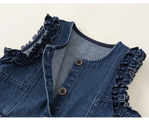 Détails de la veste en jean bleu foncé avec volants en dentelle et boutons ronds mats