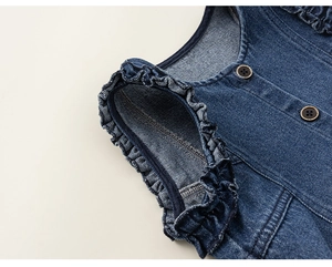 Vue détaillée du gilet en jean bleu foncé avec d'élégantes finitions en dentelle volantée