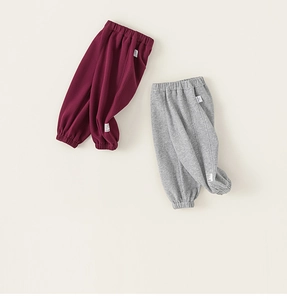 Gros plan de joggers pour enfants bordeaux et gris avec taille élastique et chevilles