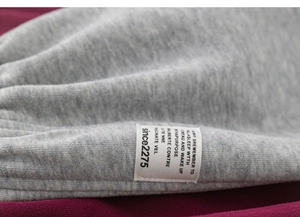Détail du pantalon de jogging gris avec taille élastique et étiquette tissée blanche