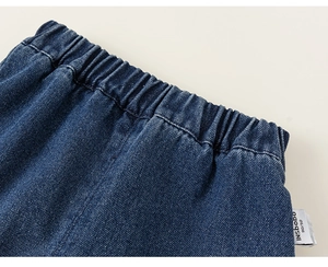 Détail de la taille élastique d'un pantalon en denim bleu foncé pour filles