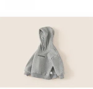Detailansicht grauer Kinder-Hoodie mit schwarzem Buchstabendruck und gerippten Bündchen