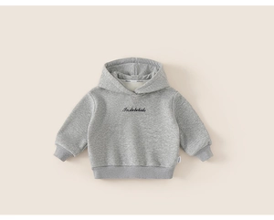 Detailaufnahme der grauen Kapuzenpulli-Rippbündchen und der hochwertigen Stickerei