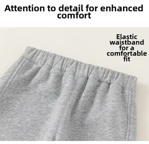 Gros plan détaillé de la taille élastique du pantalon de jogging gris pour fille