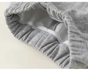 Détail de la taille élastique en tricot gris montrant des coutures et un tissu doux