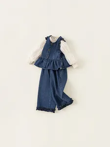 Ensemble en denim trois pièces pour fille avec gilet à volants et chemisier ivoire