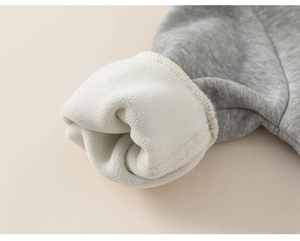 Detail eines grauen Kinder-Kapuzenpullovers mit dickem weißen Fleece-Futter
