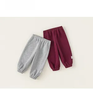 Détail d'un lot de pantalons de jogging pour filles en gris et bordeaux avec taille élastique