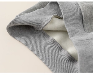 Detail eines grauen Kinder-Hoodies mit Rippbündchen und weichem weißem Fleecefutter