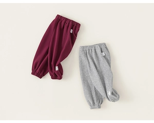 Détail de la taille élastique et des poches latérales sur les pantalons de jogging en coton