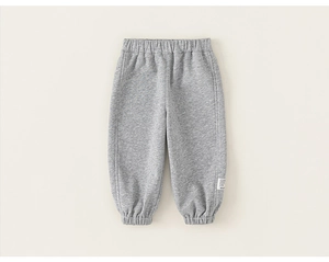 Détail d'un pantalon de jogging gris clair pour enfant avec taille et chevilles élastiques