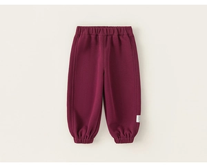 Vue détaillée du pantalon de jogging bordeaux pour enfant avec taille élastique et bords-côtes
