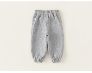 Détails d'un jogging en maille grise pour enfant avec taille et chevilles élastiques