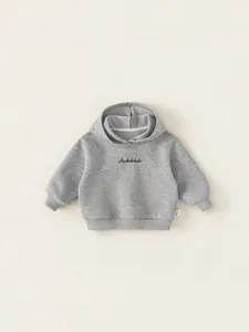 Grauer Kapuzenpullover für Kinder mit gestickten Buchstaben auf weichem Strickstoff
