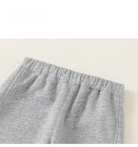 Détail de la taille élastique du pantalon de jogging en coton gris pour enfant