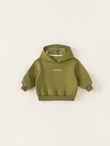 Olivgrüner Kinderkapuzenpullover mit weißer Buchstabenstickerei und Rippbündchen
