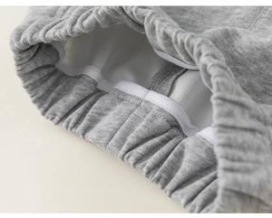 Détail de la taille élastique avec doublure renforcée blanche sur un jogging gris chiné