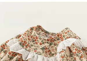 Gros plan sur un chemisier floral pour fille avec col en dentelle et maille côtelée