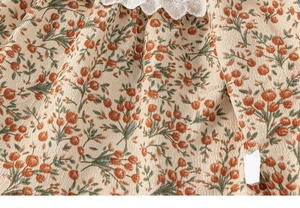Détail de chemise en velours côtelé pour fille avec col en dentelle et motif floral