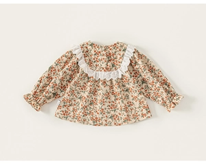 Détail d'un chemisier à fleurs pour fille avec col en dentelle blanche et bouton dos