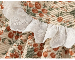 Gros plan sur le tissu en velours côtelé fleuri avec dentelle brodée blanche