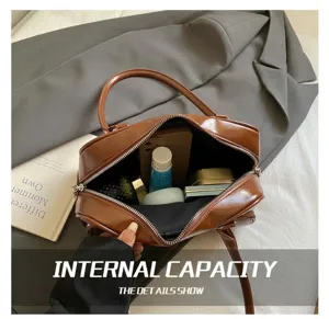 Vista dettagliata dell'interno spazioso di questa borsa a cuscino vintage marrone lucida