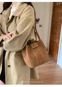 Bolso de hombro en ante marrón con costuras blancas de contraste y diseño retro minimalista