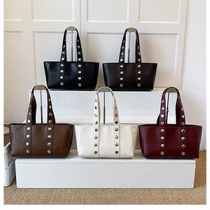 Kollektion großer Nietentaschen in Schwarz, Kaffee, Braun, Beige und Burgunderrot