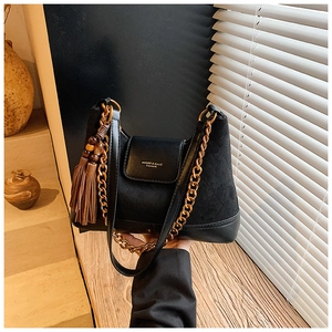 Détails du sac seau noir en daim avec des glands et des perles de bois élégantes