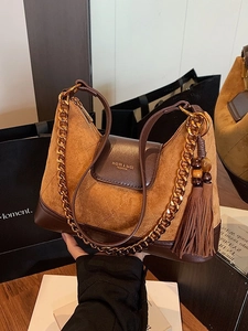 Sac bandoulière vintage en daim matelassé marron avec logo doré et chaîne
