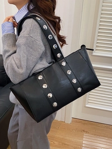 Bolso tote negro de cuero sintético con remaches plateados y correa ancha de hombro